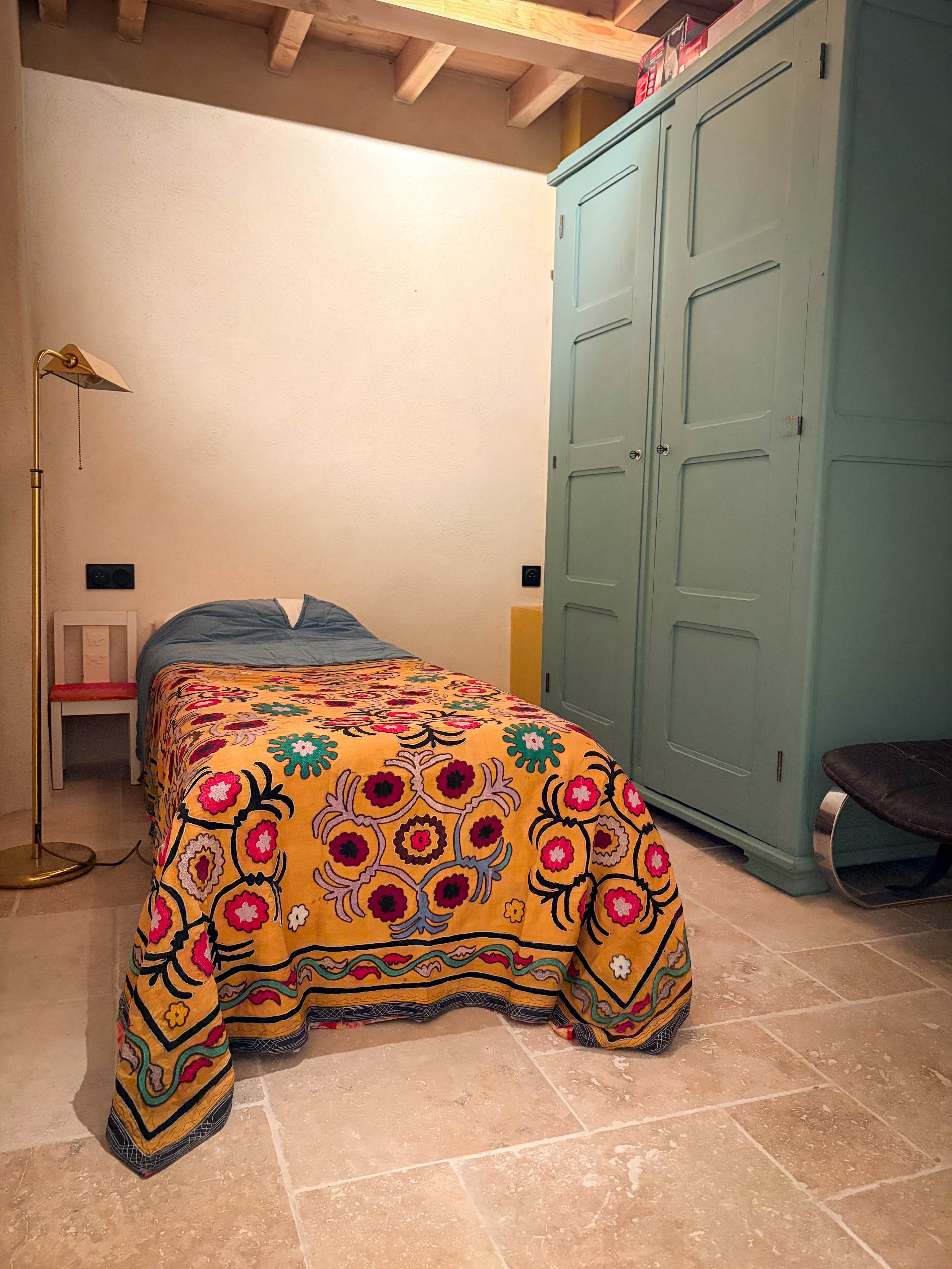 Second bedroom with vintage decor details