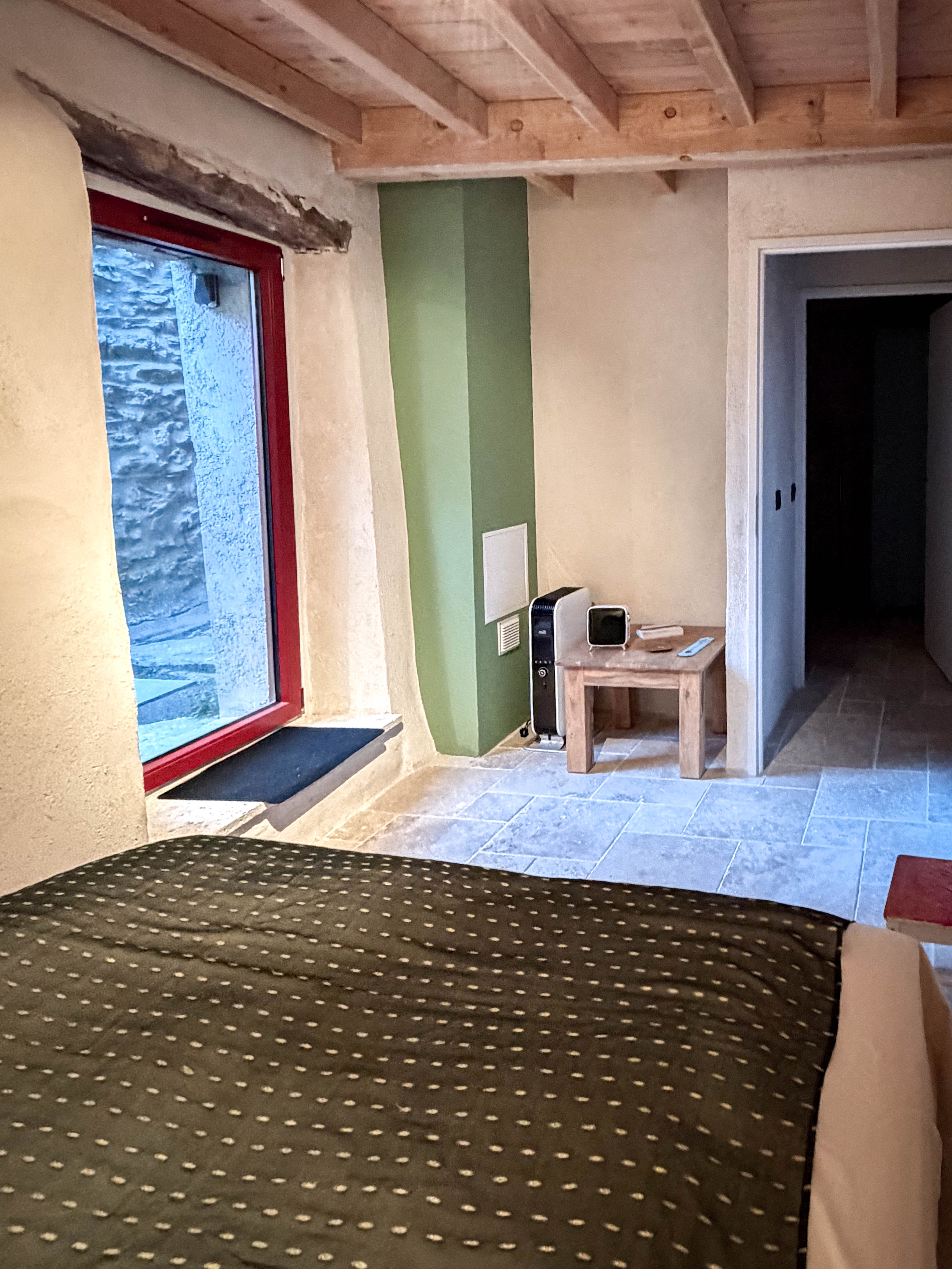 Bedroom with green accent column