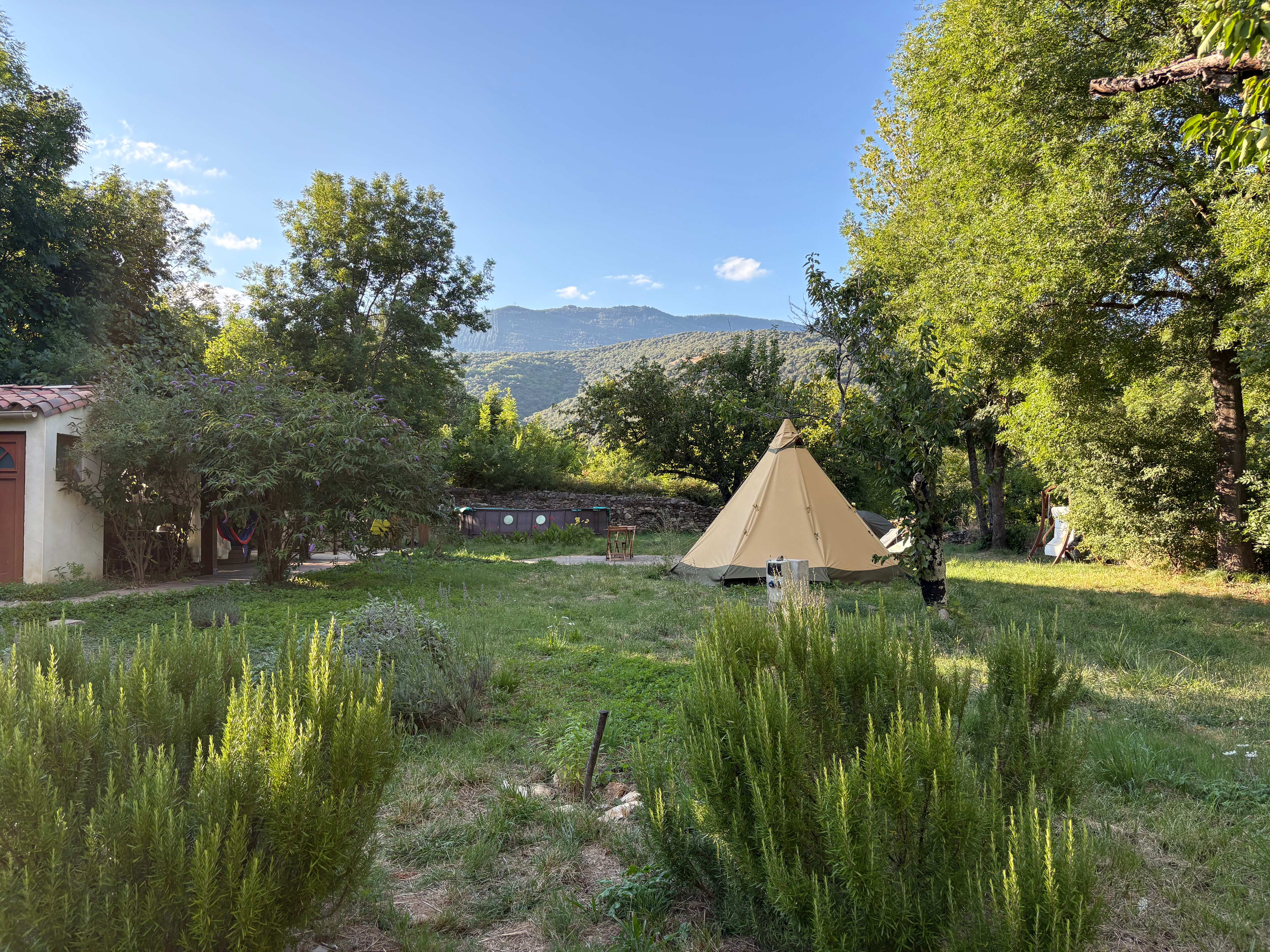 Wild Tipi Retreat with mountain views